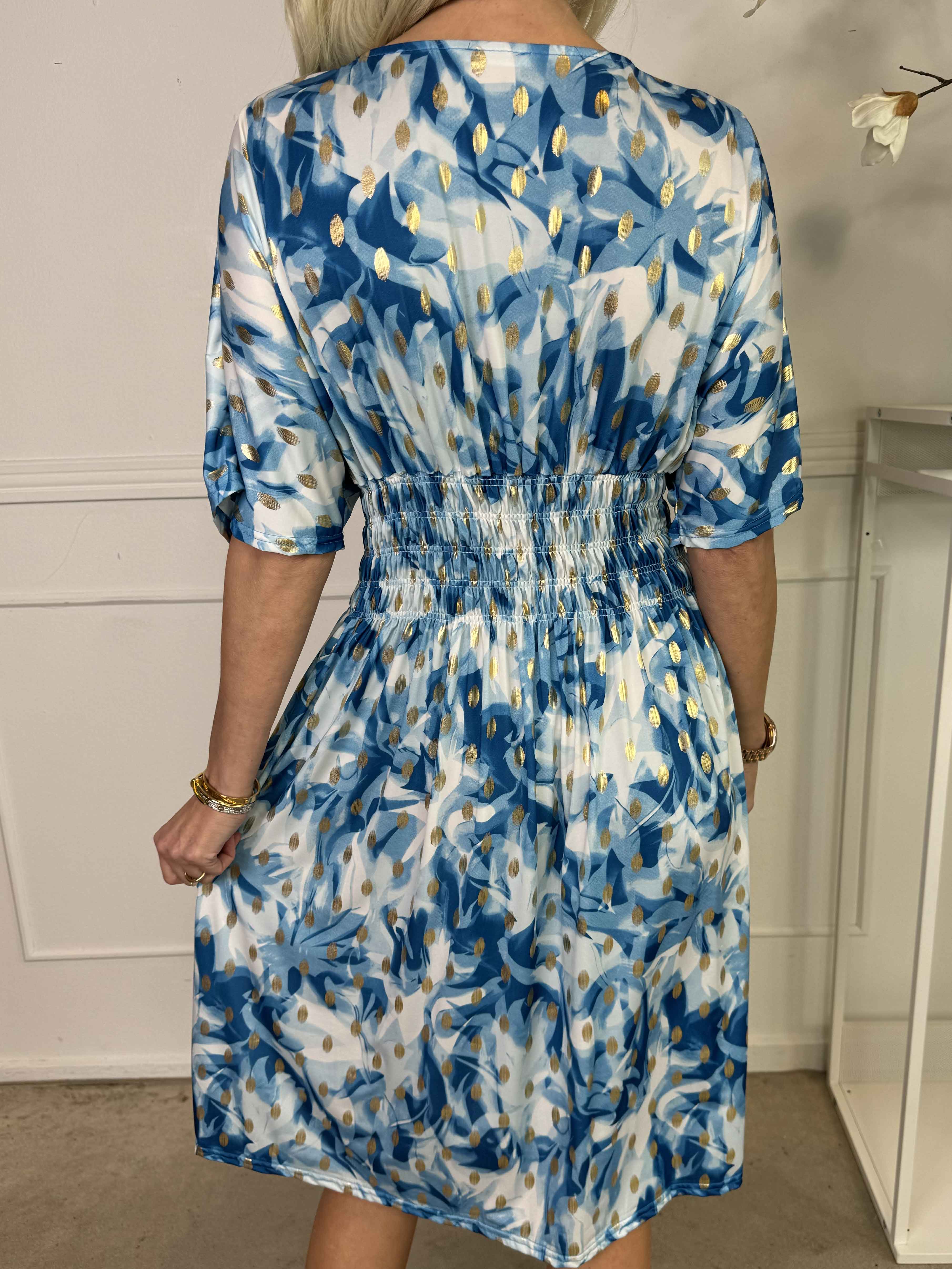 Pams Vacay Short - Mønstret elastisk kjole med smock i taljen